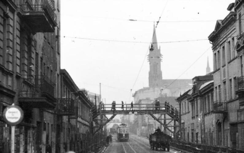 A footbridge over Zgierska Street in the Łódź ghetto