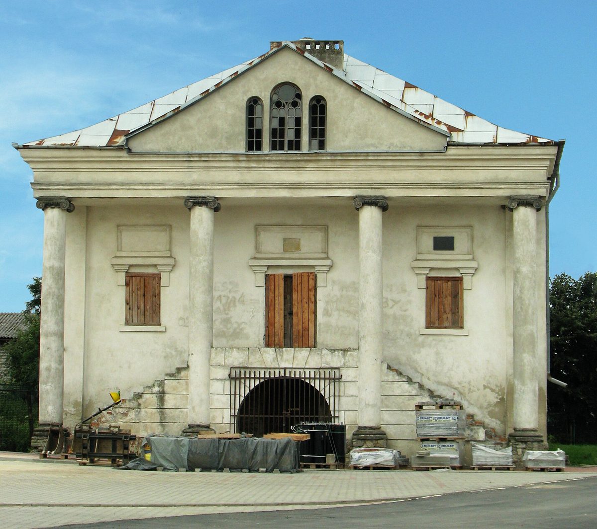 The stone synagogue of Klimontów